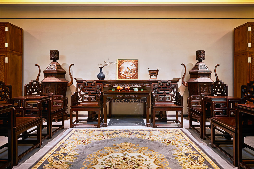溯古韻之幽徑，賞中式家具裝點(diǎn)豪門(mén)堂奧